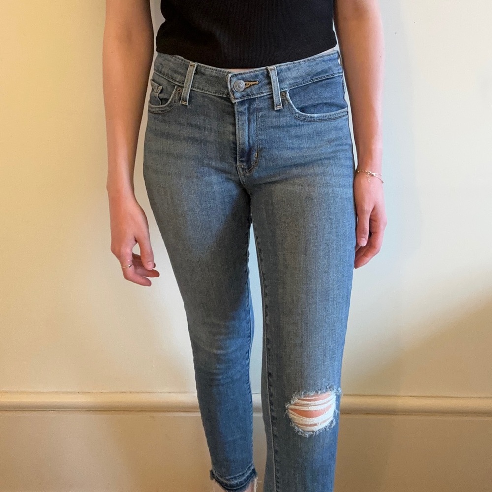 Levi’s 711 Medium-Wash Size 28 Distressed Skinny Jeans